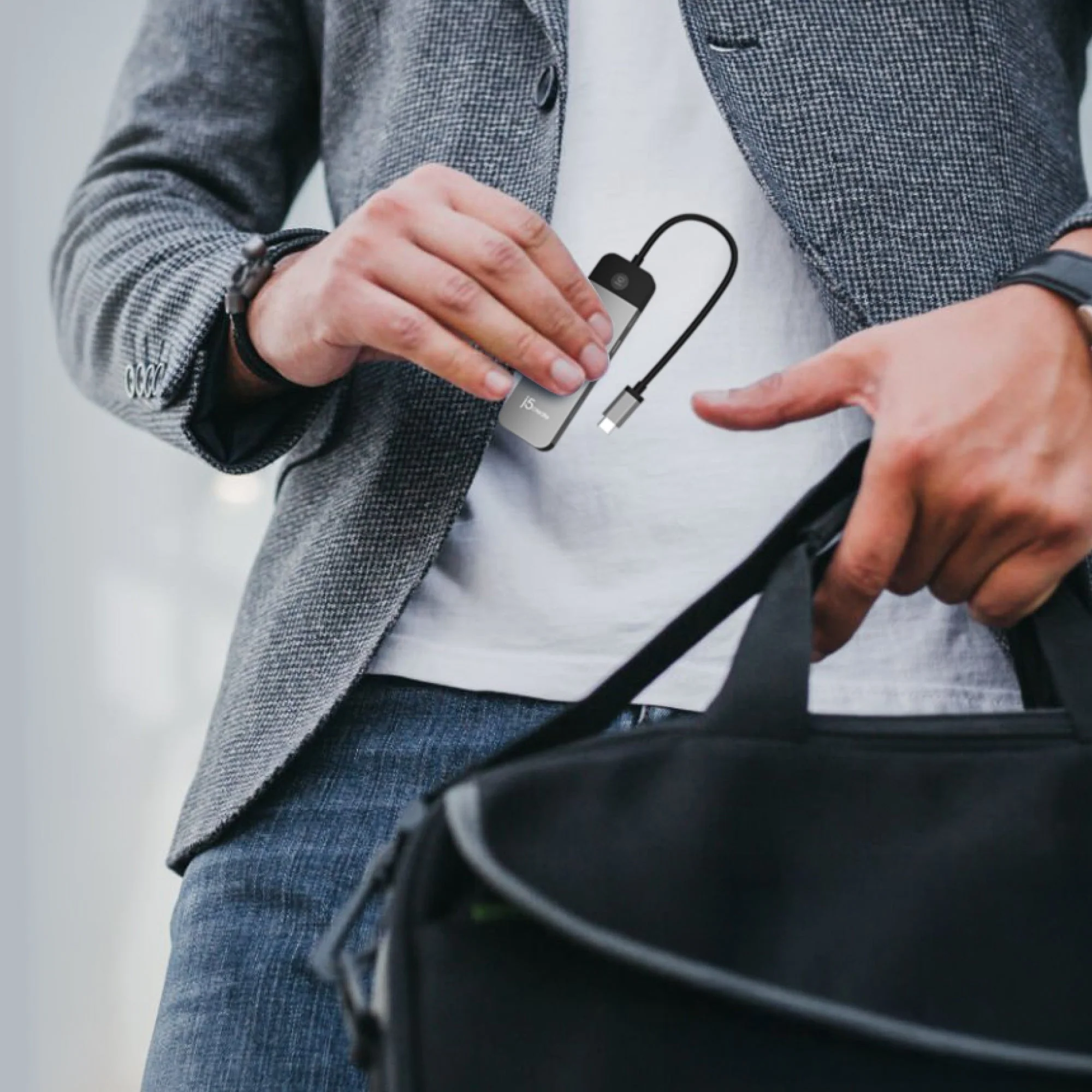 JCD3002 USB-C® 7-in-1 4K Multi-Port Hub with Screen-Off Control (PD) - Image 8