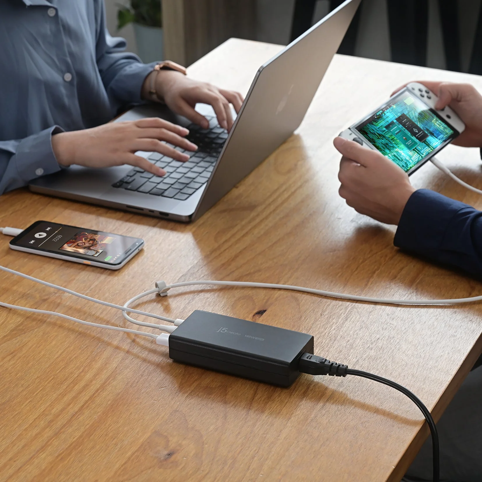 JUP37185 185W GaN PD 3.1 USB-C® 3-Port Charger - Image 8